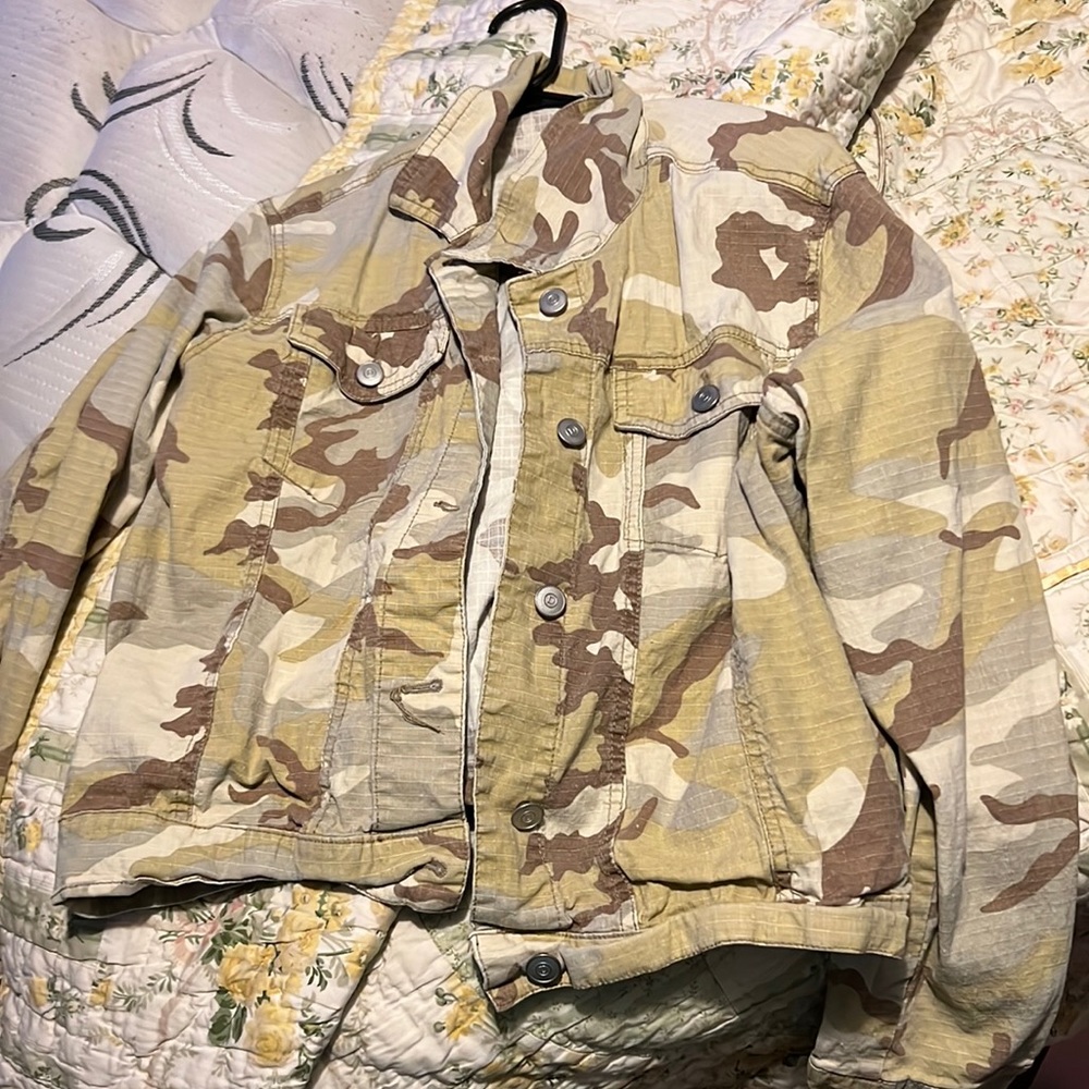 Camo Jean jacket size xl it’s cropped style